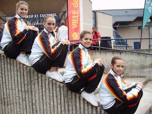 Vier Aerobic-Sportlerinnen des SSV Ulm hockend auf einer Treppe